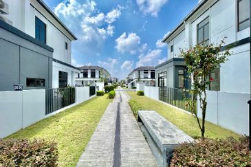 Persiaran Puncak Alam 1 