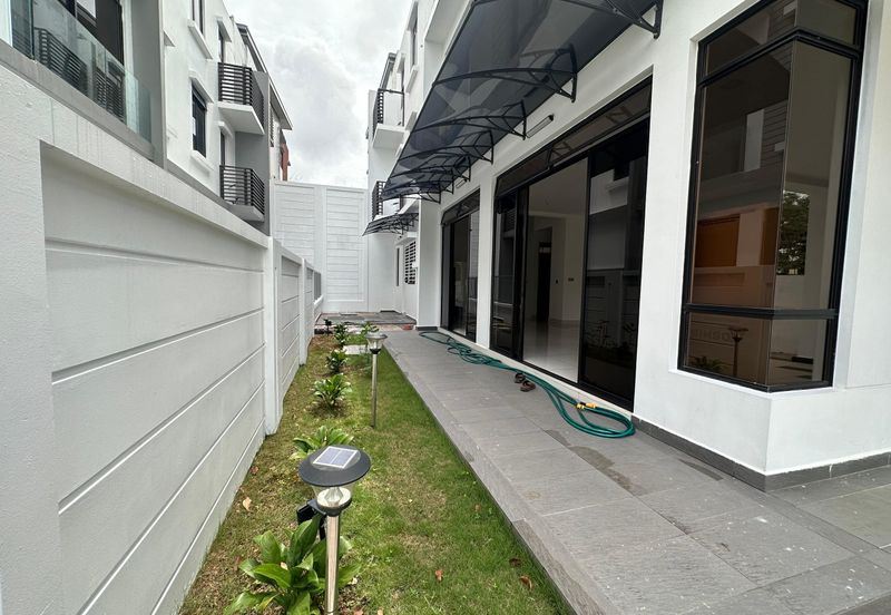 The Canal Garden South, Horizon Hills