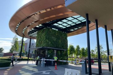 Luxura Residence @ twentyfive.7