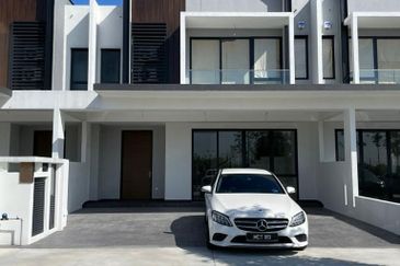 Luxura Residence @ twentyfive.7