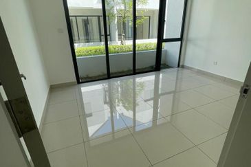 Luxura Residence @ twentyfive.7