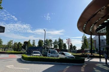 Luxura Residence @ twentyfive.7