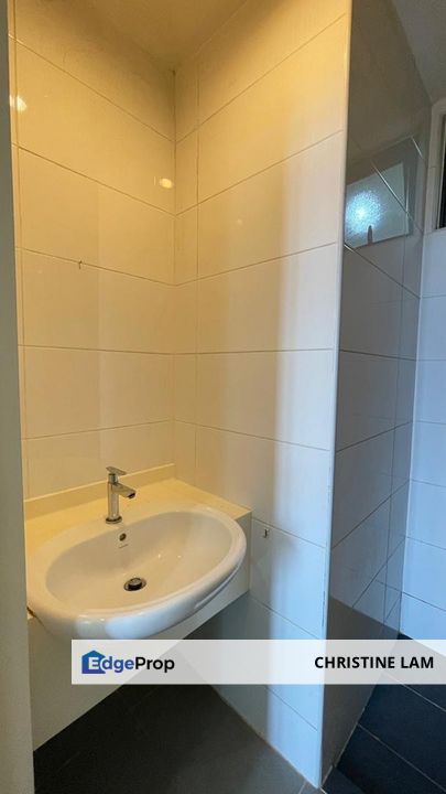 Ku suite 665sf 1 room 1 living to let partial furnished 1500/ month , Selangor, Kota Kemuning