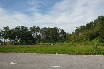 Bukit Beruntung Flat Land with 3 road frontage