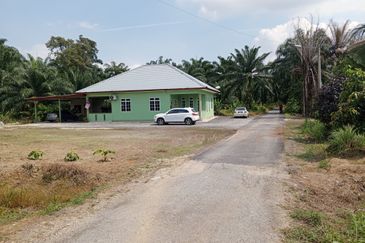 Tanah Lot Banglo yang luas di Pelabohan Dagang Berdekatan KLIA