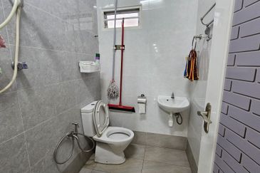 2 Stories Bungalow, Jalan Jugra, Jln Klang Lama Exclusively For Sale