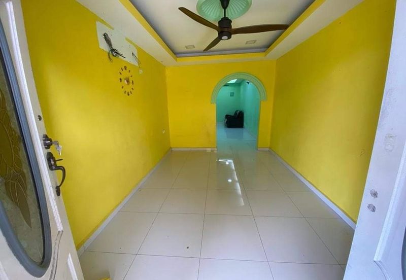 Jalan Sopan, Johan Setia