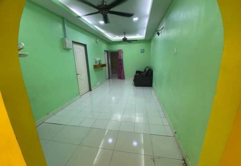 Jalan Sopan, Johan Setia