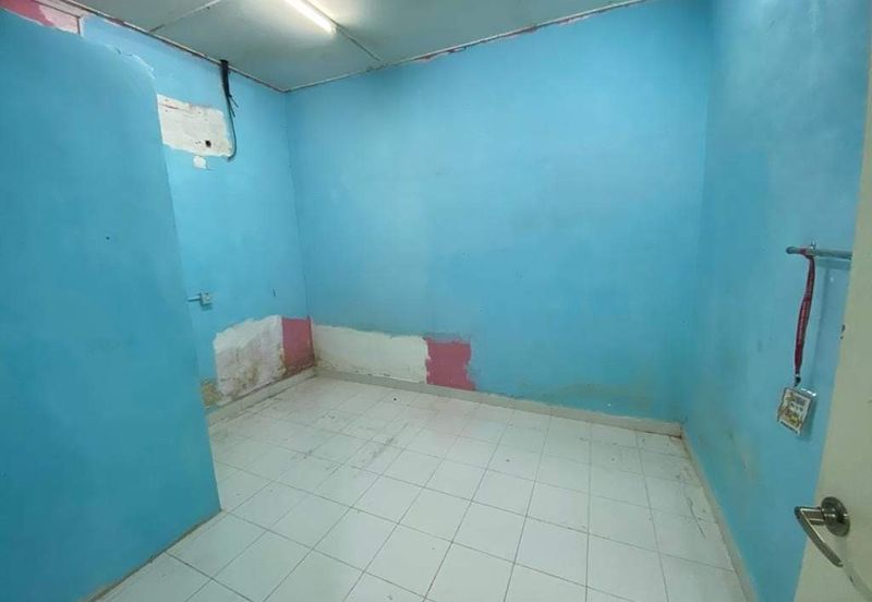 Jalan Sopan, Johan Setia