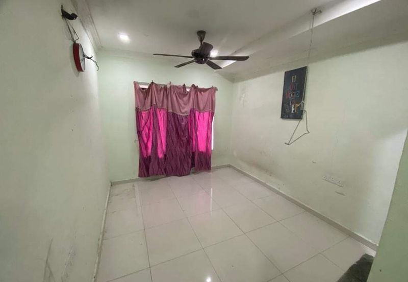 Jalan Sopan, Johan Setia