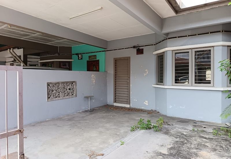 Jalan Sopan, Johan Setia