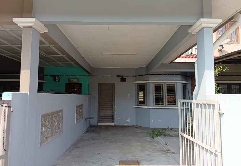 Jalan Sopan, Johan Setia