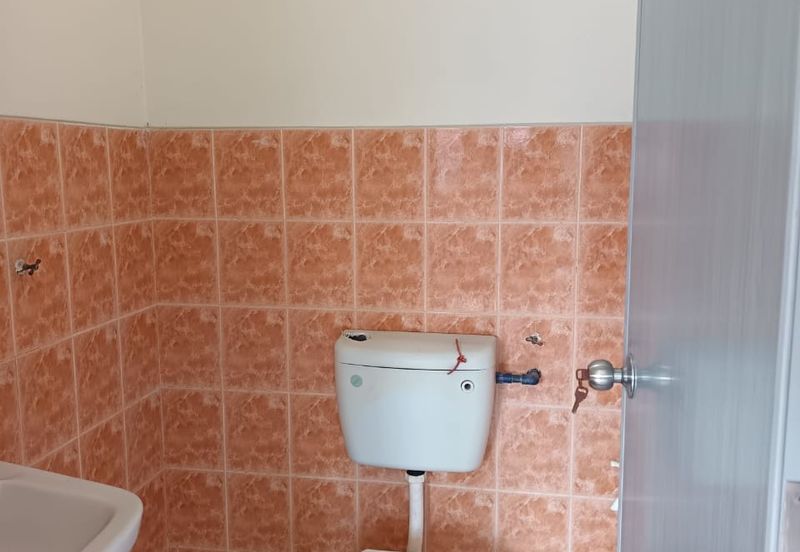 Jalan Sopan, Johan Setia