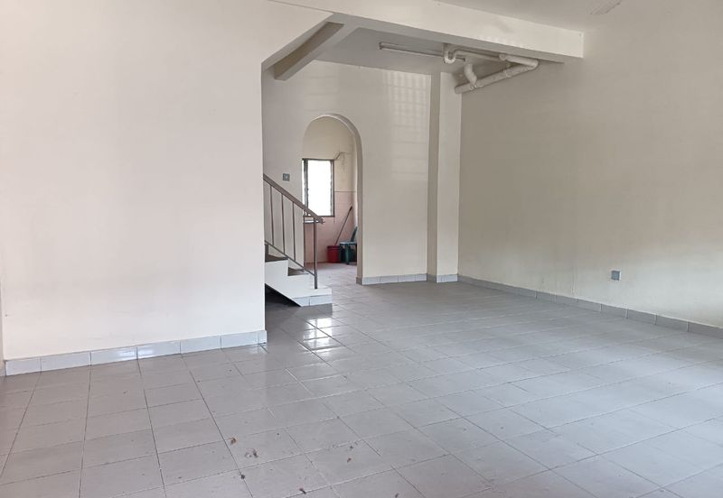 Jalan Sopan, Johan Setia