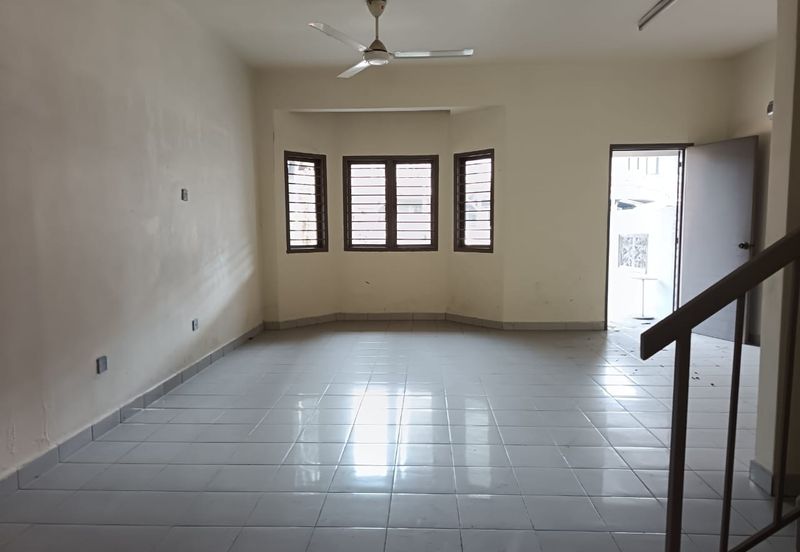 Jalan Sopan, Johan Setia