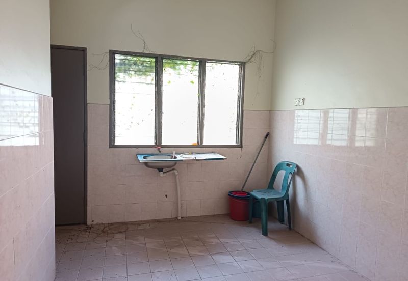 Jalan Sopan, Johan Setia