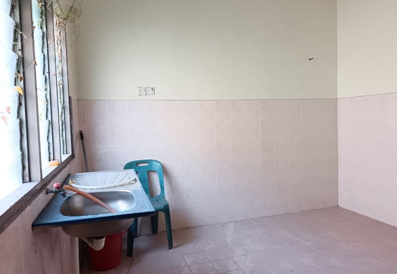 Jalan Sopan, Johan Setia