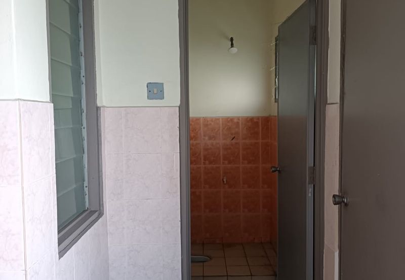 Jalan Sopan, Johan Setia