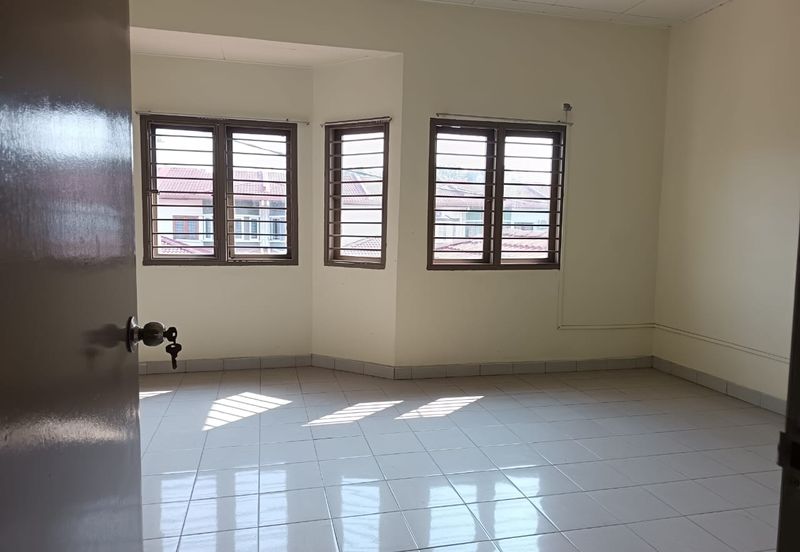 Jalan Sopan, Johan Setia