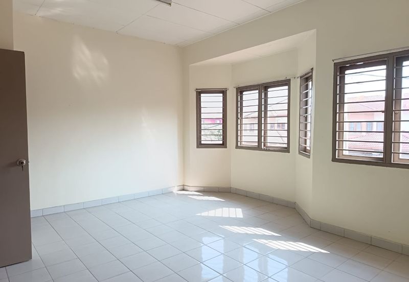 Jalan Sopan, Johan Setia