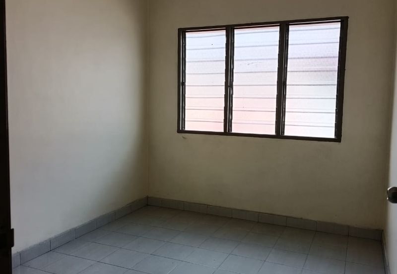 Jalan Sopan, Johan Setia