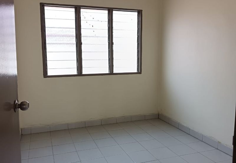 Jalan Sopan, Johan Setia