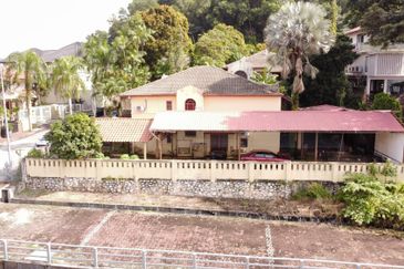 Hilltop bungalow superb view of KLCC TRX KL Tower 