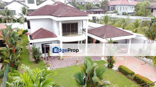 Well kept bungalow with huge lawn in Mutiara Bangi, Selangor, Bangi