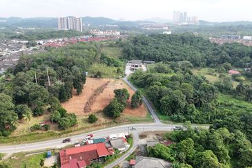 1.8 ac land on hilltop for rent in Kg Bukit Kadir, Nilai, Negeri Sembilan