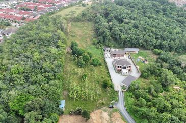 1.8 ac land on hilltop for rent in Kg Bukit Kadir, Nilai, Negeri Sembilan