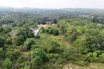 1.8 ac land on hilltop for rent in Kg Bukit Kadir, Nilai, Negeri Sembilan