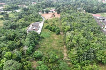 1.8 ac land on hilltop for rent in Kg Bukit Kadir, Nilai, Negeri Sembilan
