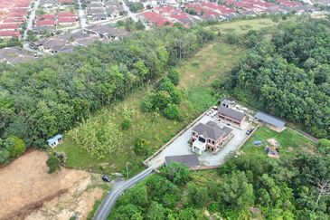 1.8 ac land on hilltop for rent in Kg Bukit Kadir, Nilai, Negeri Sembilan
