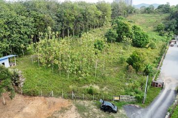 1.8 ac land on hilltop for rent in Kg Bukit Kadir, Nilai, Negeri Sembilan