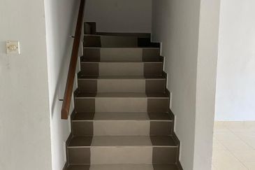 Bandar Puteri Puchong 2 storey 22x75 4 bedrooms semi furnished with kitchen extended for Rent