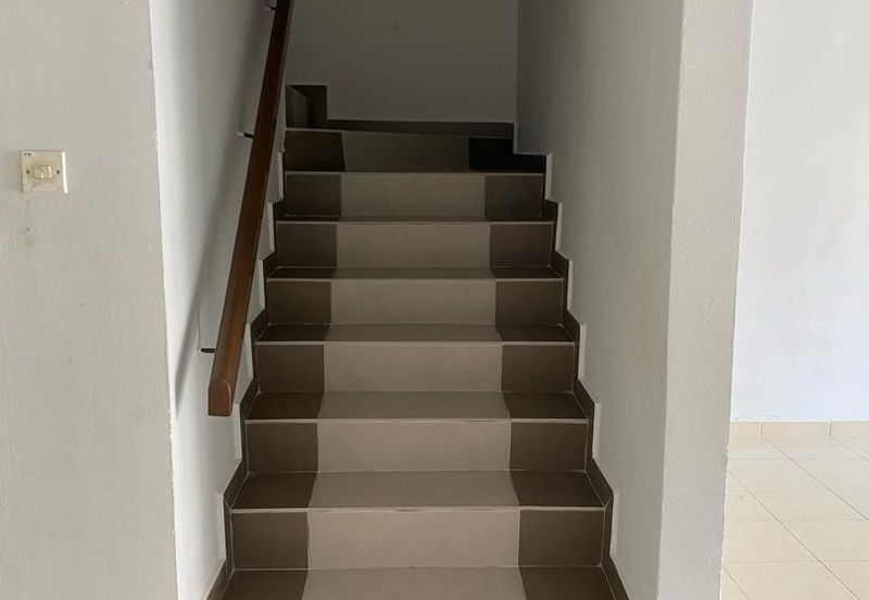 Bandar Puteri Puchong 2 storey 22x75 4 bedrooms semi furnished with kitchen extended for Rent