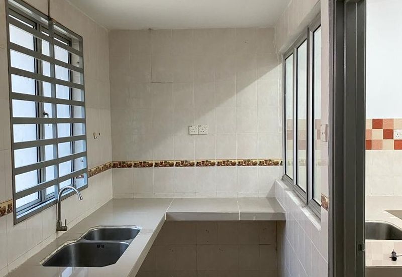 Bandar Puteri Puchong 2 storey 22x75 4 bedrooms semi furnished with kitchen extended for Rent