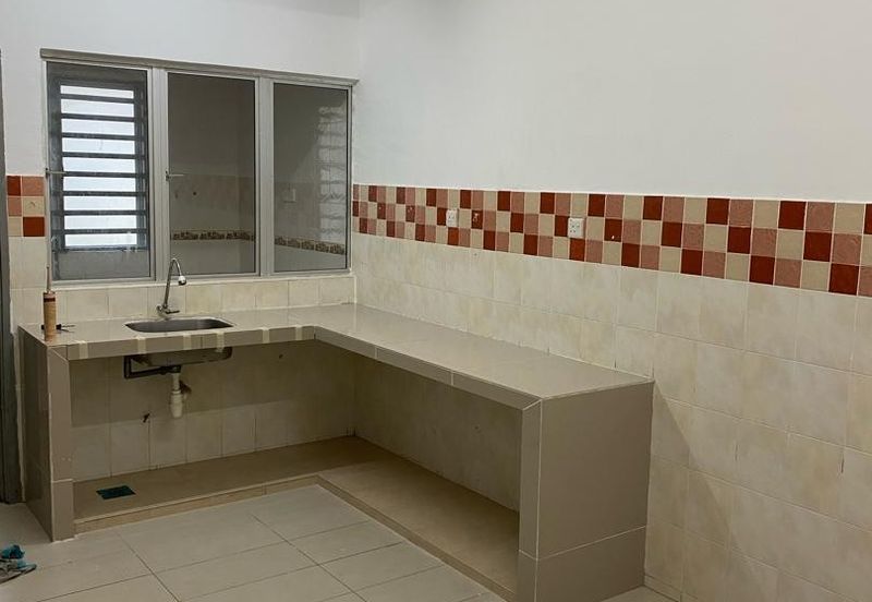 Bandar Puteri Puchong 2 storey 22x75 4 bedrooms semi furnished with kitchen extended for Rent