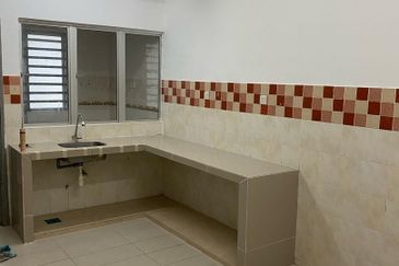 Bandar Puteri Puchong 2 storey 22x75 4 bedrooms semi furnished with kitchen extended for Rent