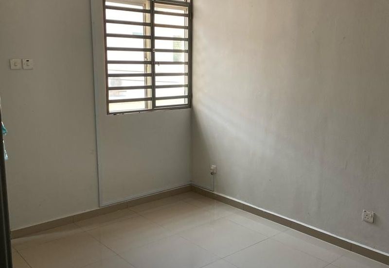 Bandar Puteri Puchong 2 storey 22x75 4 bedrooms semi furnished with kitchen extended for Rent
