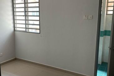 Bandar Puteri Puchong 2 storey 22x75 4 bedrooms semi furnished with kitchen extended for Rent