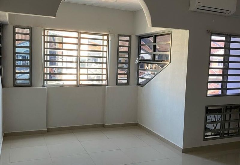 Bandar Puteri Puchong 2 storey 22x75 4 bedrooms semi furnished with kitchen extended for Rent