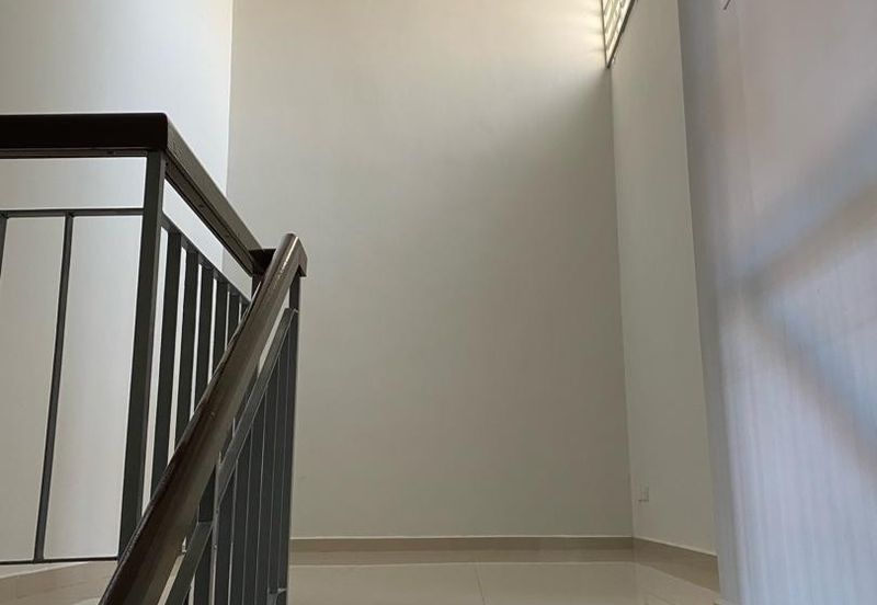 Bandar Puteri Puchong 2 storey 22x75 4 bedrooms semi furnished with kitchen extended for Rent
