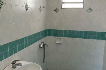 Bandar Puteri Puchong 2 storey 22x75 4 bedrooms semi furnished with kitchen extended for Rent