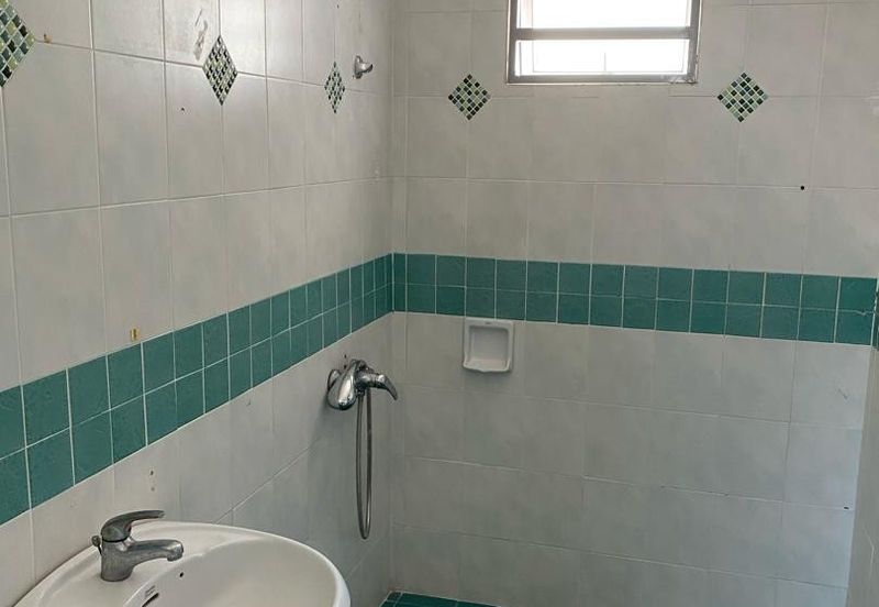 Bandar Puteri Puchong 2 storey 22x75 4 bedrooms semi furnished with kitchen extended for Rent