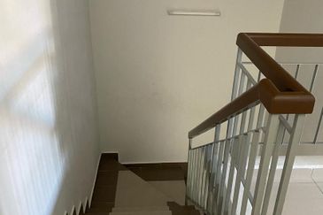 Bandar Puteri Puchong 2 storey 22x75 4 bedrooms semi furnished with kitchen extended for Rent