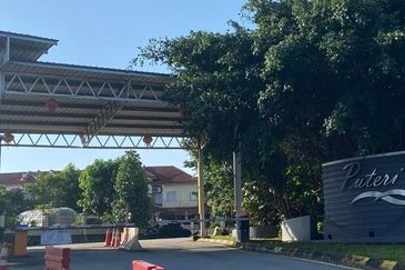 Bandar Puteri Puchong 2 storey 22x75 4 bedrooms semi furnished with kitchen extended for Rent