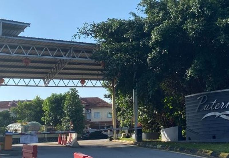 Bandar Puteri Puchong 2 storey 22x75 4 bedrooms semi furnished with kitchen extended for Rent