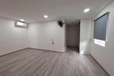 Bandar Puteri Puchong End-lot with extra land, newly renovated with modern ID. Move in condition ! 