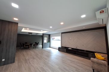 Bandar Puteri Puchong End-lot with extra land, newly renovated with modern ID. Move in condition ! 